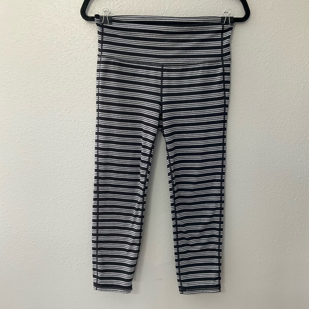Athleta Stripes Chaturanga Capri Leggings 591368 Poly Grey Black Size M B36